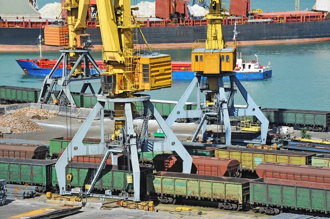 撐起港口高效作業(yè)的四大核心機(jī)械設(shè)備